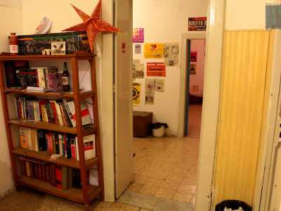 Durante la nostra visita incrociamo una libreria colma di volumi...
